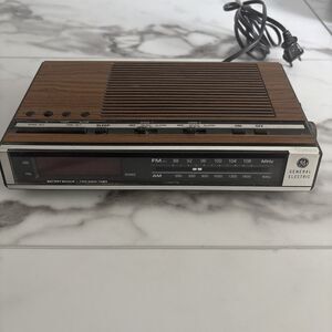 General Electric  (GE) 7-4636C AM/FM Electronic Digital Clock Radio 1980s